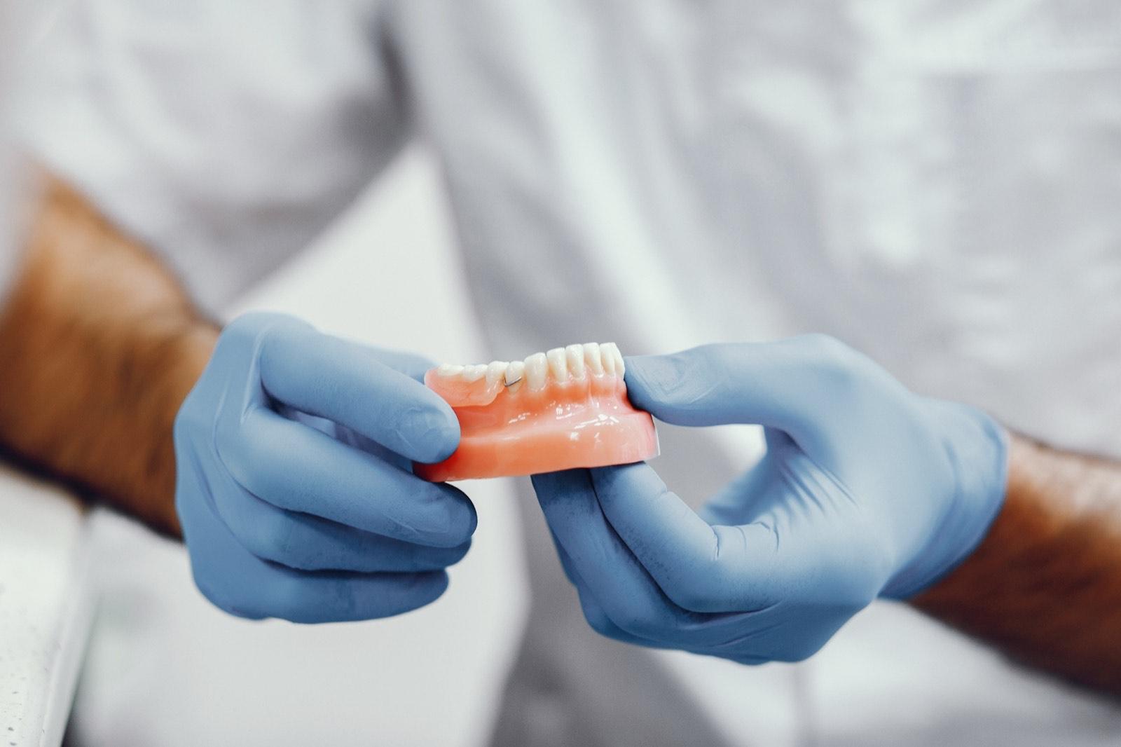 Modelo de mandíbula con un implante dental colocado
