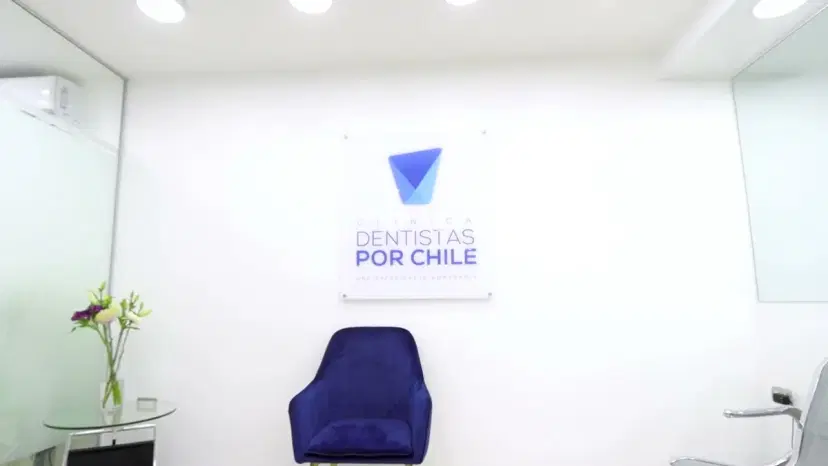 Rincón de la sala de espera con el letrero de Clínica Dentistas por Chile en la pared