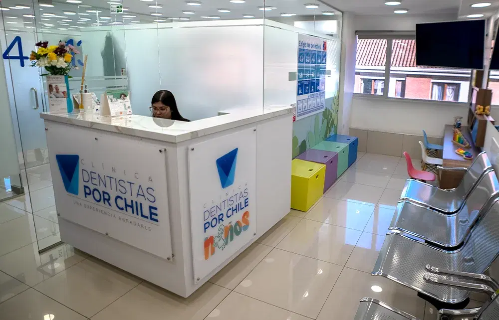 Sala de espera familiar de la clínica