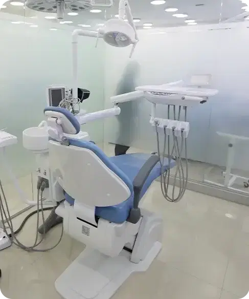 Box clínico equipado con sillón dental y unidad de trabajo