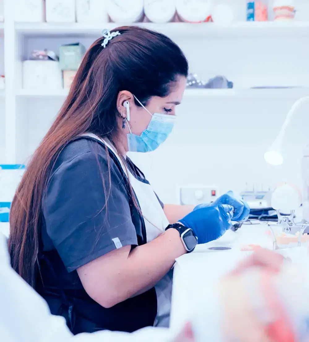Técnica dental trabajando en el laboratorio propio de Dentistas por Chile