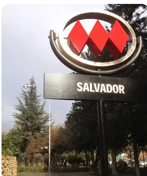 Cartel de la estación Metro Salvador, la referencia para llegar a la clínica