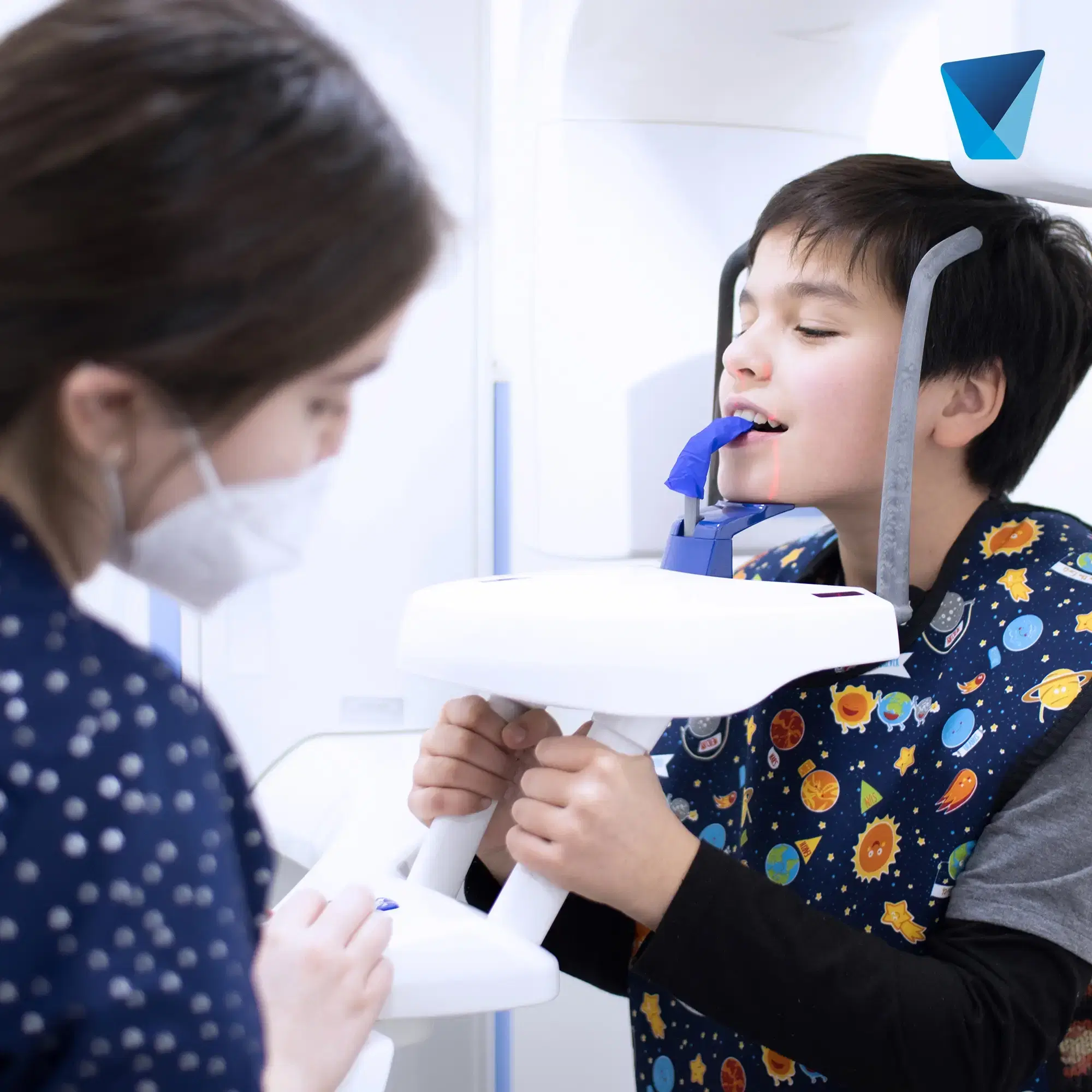 Odontopediatra atendiendo a un niño en Dentistas por Chile