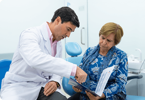 Dentista explicando el tratamiento de urgencia a una paciente