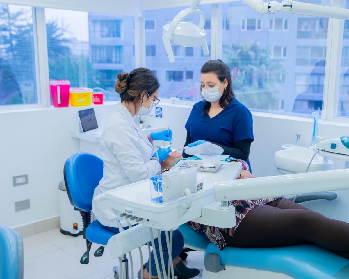 Dentista atendiendo a una paciente en un box de urgencia dental de Dentistas por Chile en Providencia
