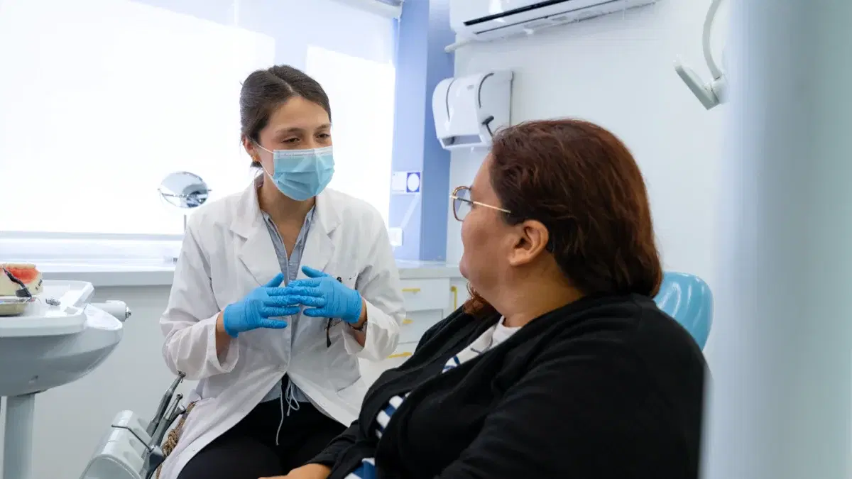 Doctora del equipo de Dentistas por Chile conversando con una paciente en el box de atención