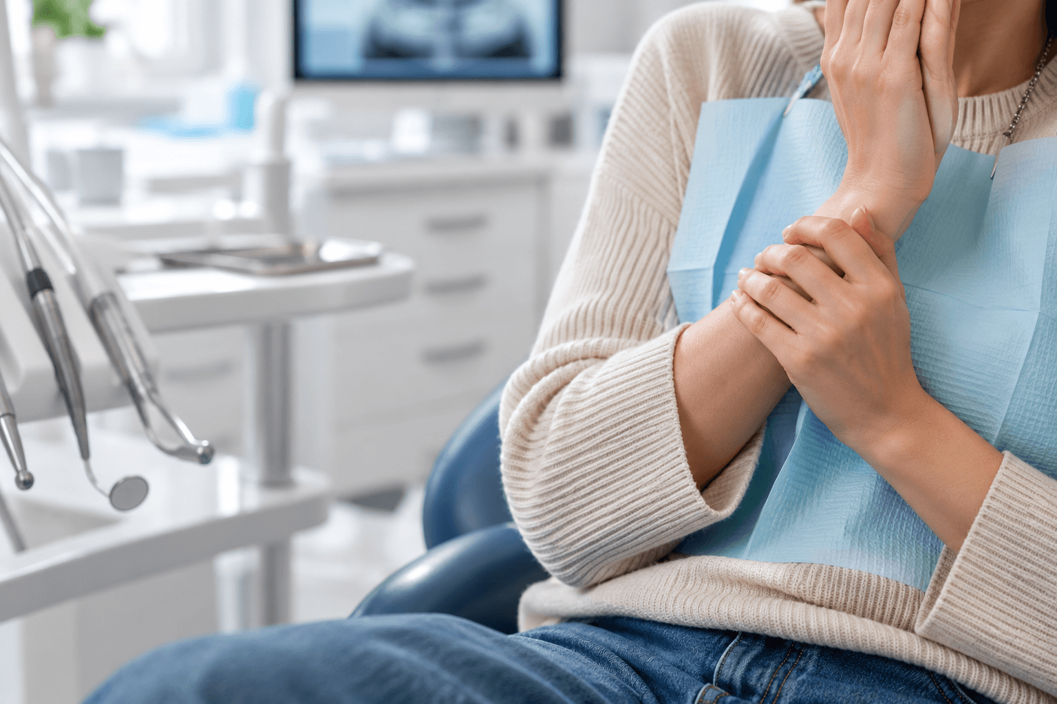 Paciente con dolor dental en un box odontológico. Imagen ilustrativa de una urgencia dental y la importancia de recibir atención profesional oportuna en Providencia, Santiago de Chile. Urgencia dental en Santiago | Clínica Dentistas por Chile