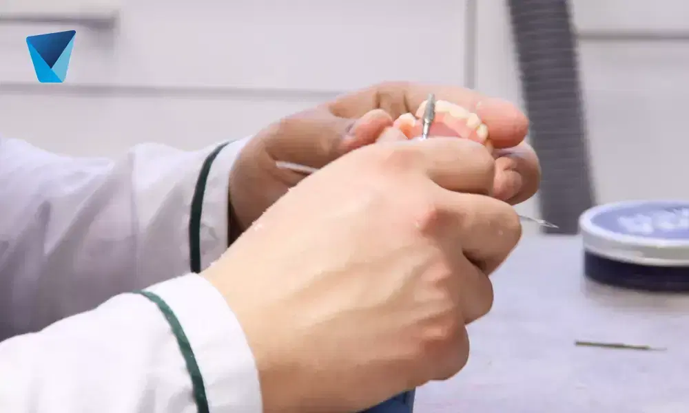Descubre cómo el consumo de cigarrillos impacta negativamente en la colocación y el éxito a largo plazo de implantes dentales. Información clave para pacientes en Chile sobre los riesgos y cuidados necesarios. Cigarrillo y implantes dentales: Riesgos en la colocación y éxito del tratamiento en Chile