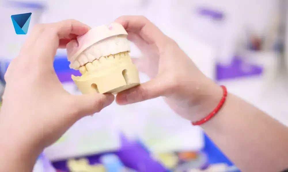 Compara endodoncia y implantes dentales para tomar la mejor decisión en salud bucal. Conoce cuándo optar por cada tratamiento, sus beneficios y diferencias clave para tu sonrisa en Chile. Endodoncia o Implante Dental: Guía Comparativa Chile