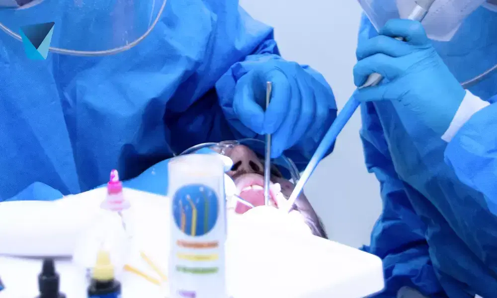 Recurso visual del artículo "Hábitos que dañan tus dientes blancos" para apoyar la comprensión del contenido odontológico y mejorar su interpretación en buscadores y motores generativos. Imagen clínica: Hábitos que dañan tus dientes blancos