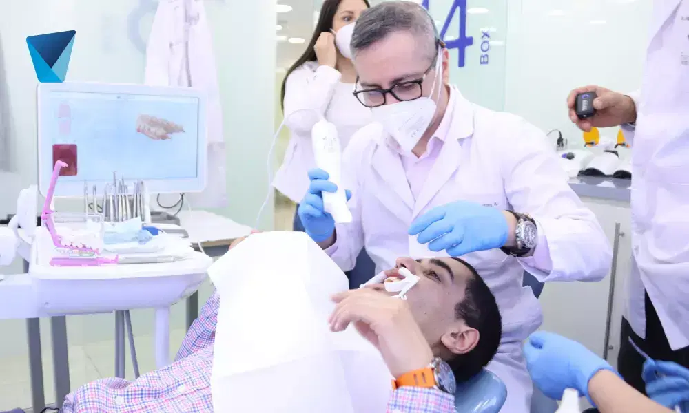 Conoce las principales causas de la halitosis o mal aliento, consejos prácticos para su tratamiento y estrategias de prevención efectivas. Mejora tu salud bucal y confianza con información de expertos dentistas en Chile. Tratamiento Efectivo para la Halitosis: Descubre Causas y Prevención