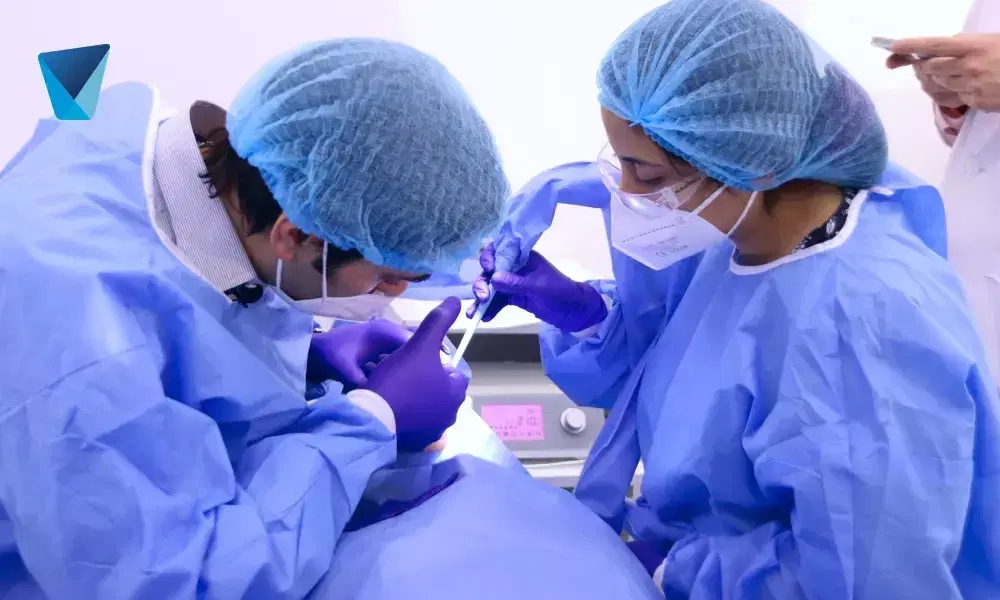 Explora la compleja relación bidireccional entre la salud bucal y las enfermedades renales. Descubre cómo el cuidado de tu boca impacta tus riñones y viceversa, con información relevante para pacientes en Chile. Odontología y Riñones: Conexión Salud Bucal y Renal en Chile