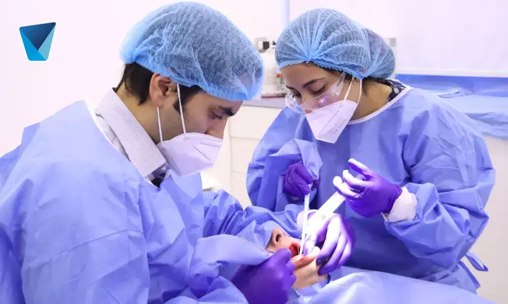 Descubre las graves consecuencias de posponer tu visita al dentista en Chile. Desde caries avanzadas hasta problemas periodontales severos, evita complicaciones mayores y cuida tu salud bucal acudiendo a tiempo a tu profesional. Consecuencias de Postergar la Cita al Dentista en Chile