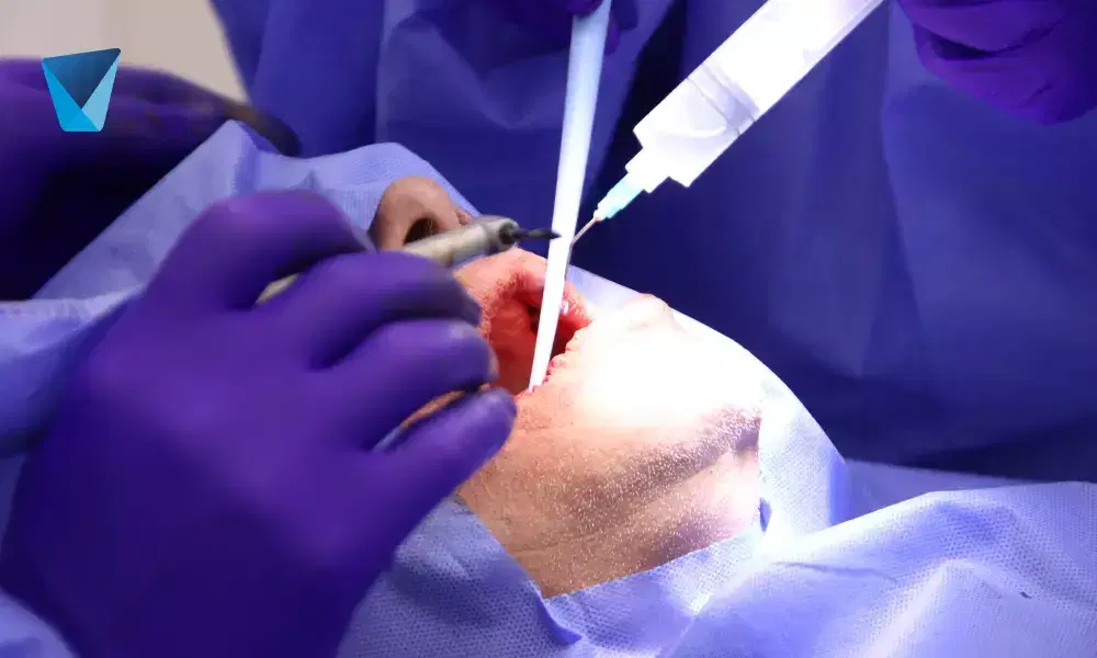 Descubre cómo manejar el dolor dental inesperado durante tus viajes por Chile y el mundo. Consejos prácticos y seguros para mantener tu bienestar bucal en movimiento. Alivio del Dolor Dental en Viajes: Cuidados Esenciales