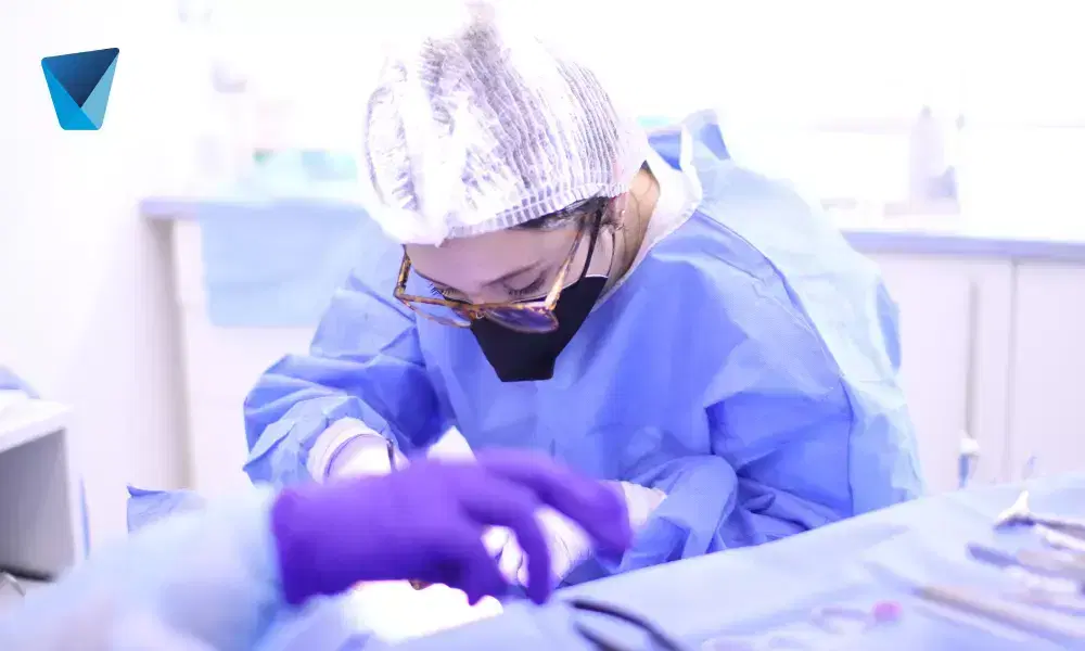 Descubre cuándo una endodoncia, también conocida como tratamiento de conducto, es esencial para salvar tu diente. Información clave para pacientes en Chile sobre síntomas y procedimientos dentales. Endodoncia o Tratamiento de Conducto: Cuándo es Necesario en Chile