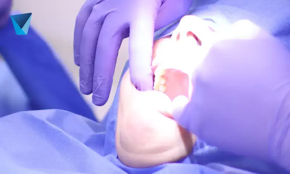 Descubre remedios caseros sencillos y seguros para quitar el sarro de los dientes en casa. Información útil para mantener tu higiene bucal en Chile, complementando tu rutina de cuidado dental profesional. Remedios Caseros Efectivos para Eliminar el Sarro Dental en Chile