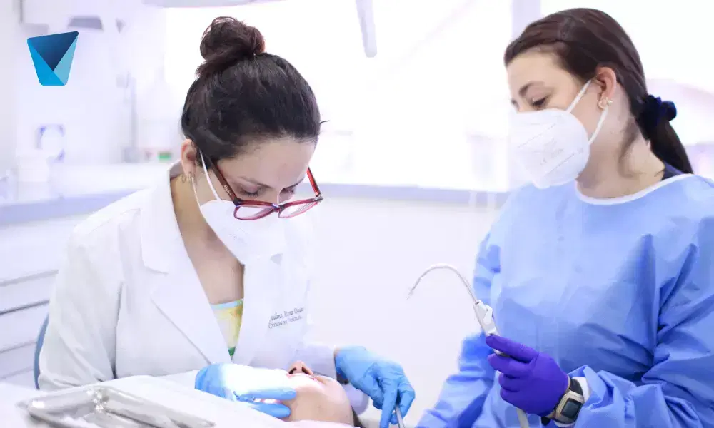 Recurso visual del artículo "Formas en que el Azúcar Alta en Sangre Afecta tu Salud Bucodental" para apoyar la comprensión del contenido odontológico y mejorar su interpretación en buscadores y motores generativos. Imagen clínica: Formas en que el Azúcar Alta en Sangre Afecta tu Salud Bucodental