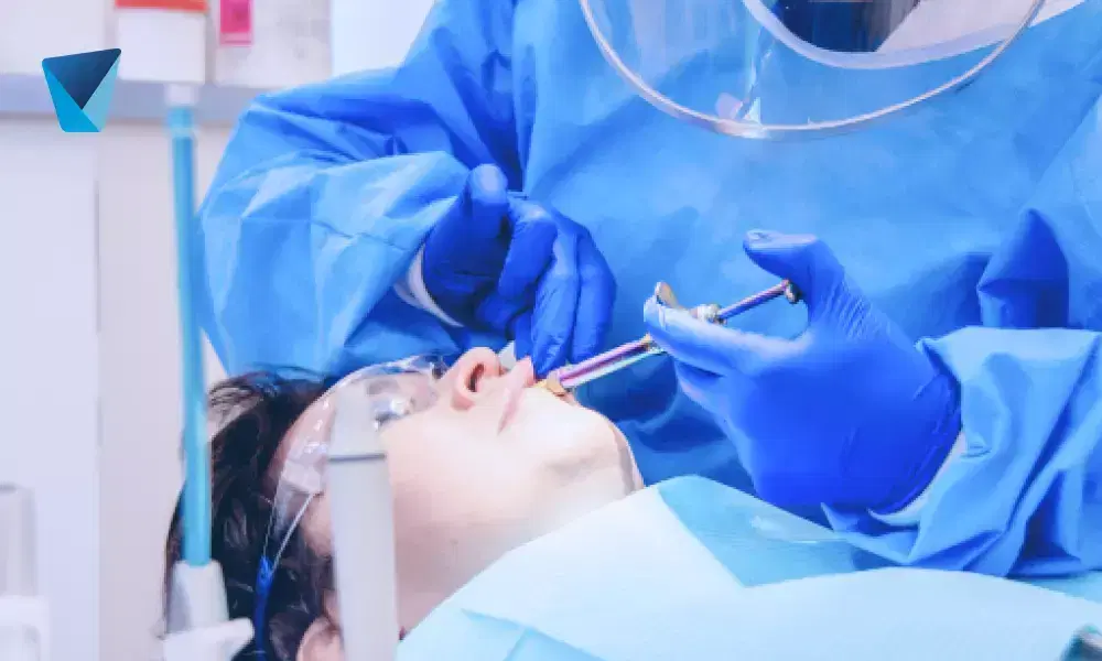Descubre los 8 peores hábitos que dañan tus dientes, desde morder objetos hasta el consumo excesivo de azúcar, y aprende consejos prácticos para proteger tu salud bucal y mantener una sonrisa sana en Chile. 8 Hábitos Diarios que Arruinan tu Dentadura y Cómo Prevenirlos