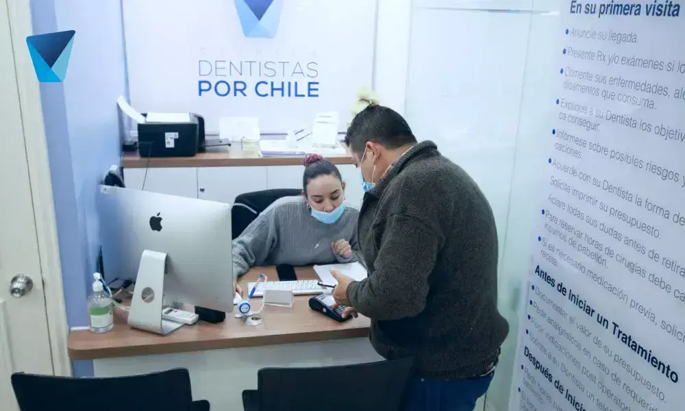 Procedimiento de lavado antiséptico de manos recomendado por dentistas en Chile para prevenir la propagación del coronavirus y mantener la higiene dental y personal en tiempos de pandemia. Lavado Antiséptico de Manos Contra el Coronavirus en Chile