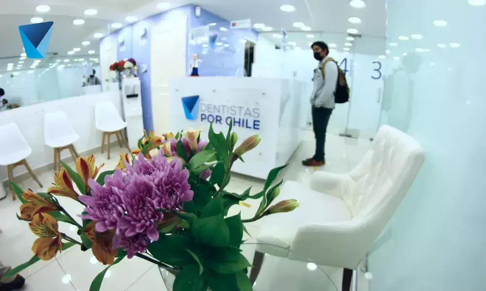 Guía completa sobre qué esperar en tu primera consulta dental en Chile, incluyendo procedimientos comunes, preguntas frecuentes y cómo prepararte para una experiencia positiva y sin sorpresas en tu visita al dentista. Primera Consulta Dental: Qué Esperar y Prepararte en Chile