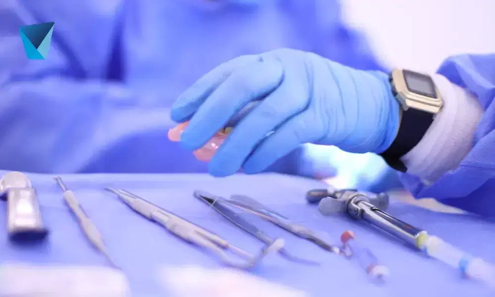 Portada de blog sobre implantes dentales inmediatos en Chile. Descubre la solución rápida y efectiva para recuperar tu sonrisa y funcionalidad dental. Consulta con especialistas en dentistas por Chile. Implantes Dentales Inmediatos: Recupera tu Sonrisa en Chile
