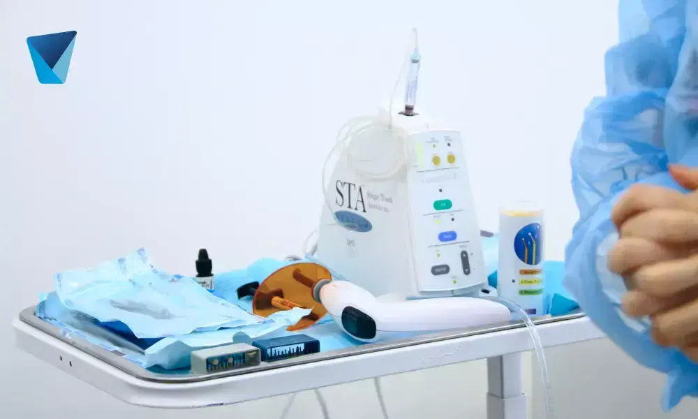 Recurso visual del artículo "Erosión dental y caries: principales problemas bucales en deportistas" para apoyar la comprensión del contenido odontológico y mejorar su interpretación en buscadores y motores generativos. Imagen clínica: Erosión dental y caries: principales problemas bucales en deportistas