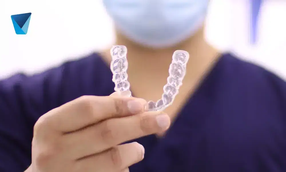 Descubre las opciones de ortodoncia para adultos disponibles en Chile, incluyendo brackets estéticos y alineadores invisibles. Conoce la duración aproximada y beneficios de mejorar tu sonrisa a cualquier edad. Ortodoncia para Adultos: Tratamientos Modernos en Chile
