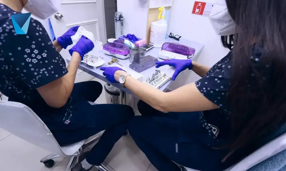 La imagen de portada del artículo destaca el rol esencial del higienista dental como pilar fundamental en la clínica dental moderna en Chile, enfatizando su contribución a la prevención y promoción de la salud bucal. Higienista Dental: Rol clave en la salud bucal en Chile