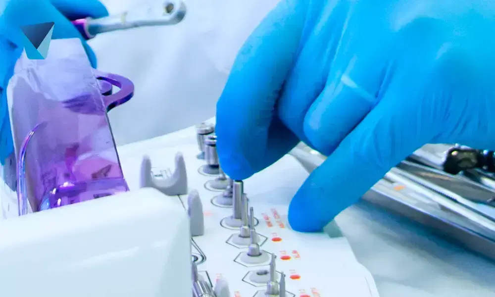 Descubre cómo el frenillo lingual corto, analizado por especialistas en odontología chilena, puede afectar tu habla, alimentación y salud bucal general, y las opciones de tratamiento disponibles. Frenillo Lingual Corto: Impacto en la Salud Bucal y Tratamiento Especializado