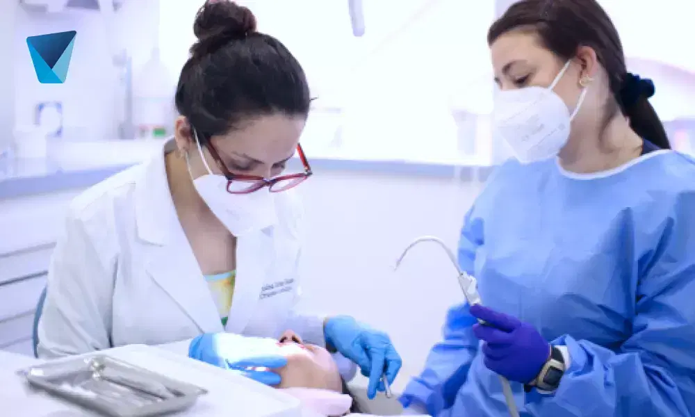 Descubre cómo el mal aliento, o halitosis, es un indicador clave de tu salud bucal y general. Conoce las causas comunes y cuándo consultar a un dentista en Chile para un diagnóstico y tratamiento efectivos. Aliento Malo: Señal de Alerta sobre tu Salud Bucal en Chile
