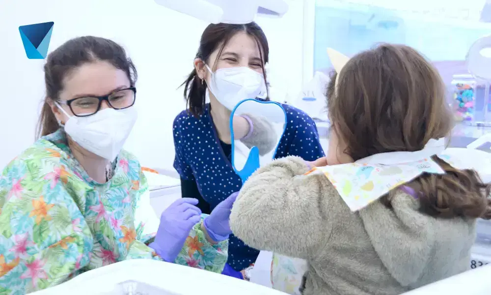 Consejos prácticos y sencillos para padres en Chile sobre cómo preparar a sus hijos para la primera o subsiguientes visitas al odontopediatra, promoviendo una experiencia positiva y sin miedos en la salud bucal infantil. Guía completa para preparar a tu hijo a la visita al odontopediatra