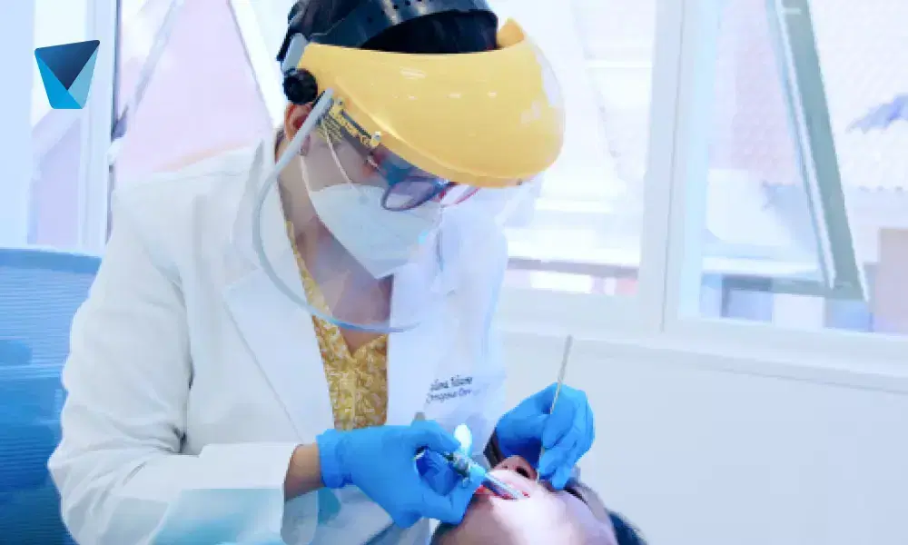 Compara carillas dentales de resina y porcelana en Chile. Conoce sus diferencias, ventajas y desventajas para elegir la opción perfecta para mejorar tu sonrisa y estética dental. Carillas Dentales: Resina vs. Porcelana - Elección Ideal en Chile