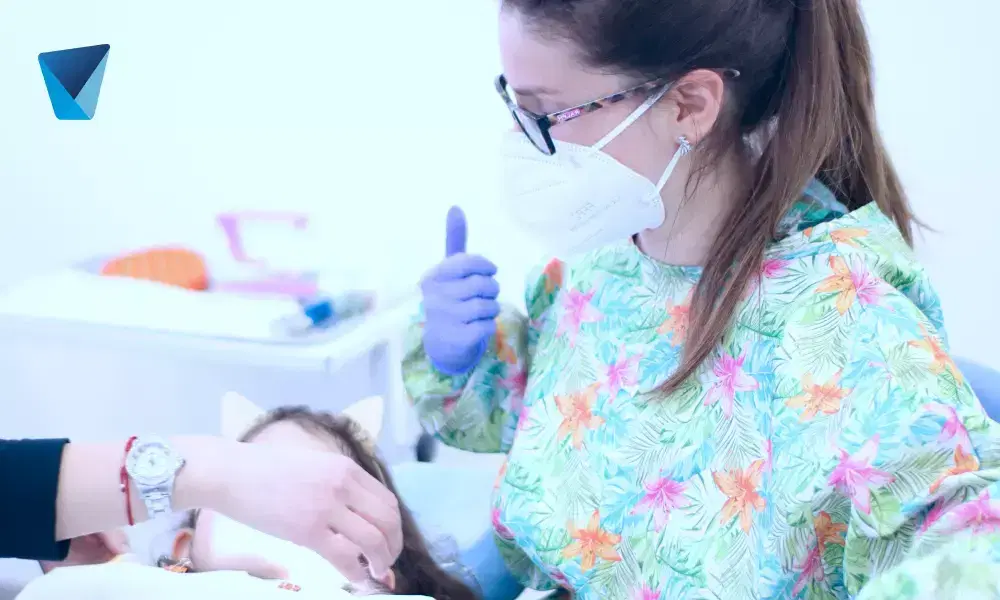 Descubre las señales clave que indican que tu hijo en Chile está preparado para cepillarse los dientes de forma independiente. Guía para padres sobre higiene bucal infantil y autonomía. Niños listos para cepillarse solos: Señales y cuándo empezar en Chile