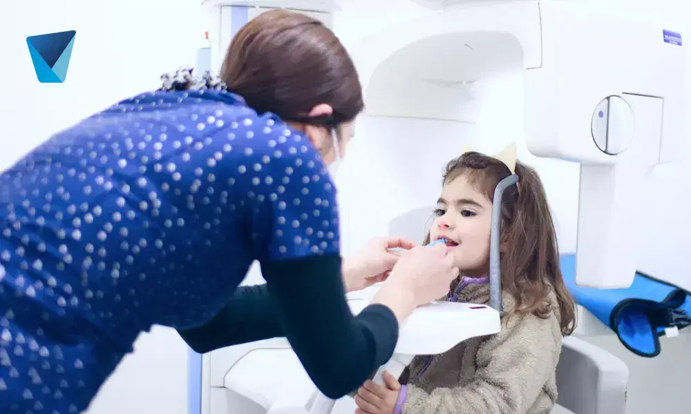 Descubre la guía esencial para la llegada del primer diente de tu bebé en Chile. Información útil para padres sobre cuidados, síntomas y cuándo consultar al odontopediatra para una salud bucal infantil óptima desde el inicio. Primer Diente de Bebé: Guía Completa para Padres en Chile