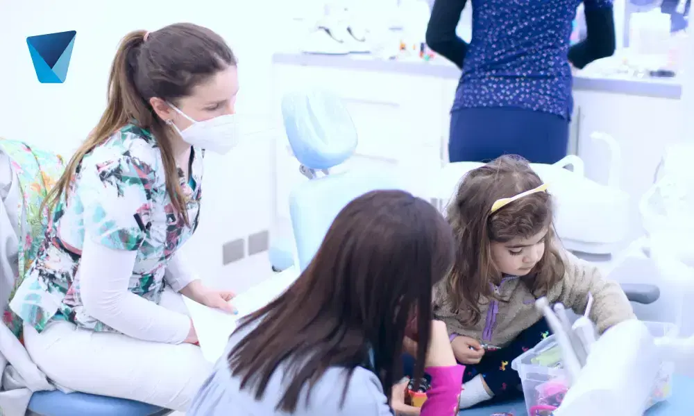 Explora la dentición mixta, la etapa clave del recambio dental en niños. Comprende cuándo y cómo erupcionan los dientes permanentes junto a los de leche. Información esencial para padres y cuidadores en Chile. Dentición Mixta Infantil: Guía Completa sobre el Recambio Dental en Niños