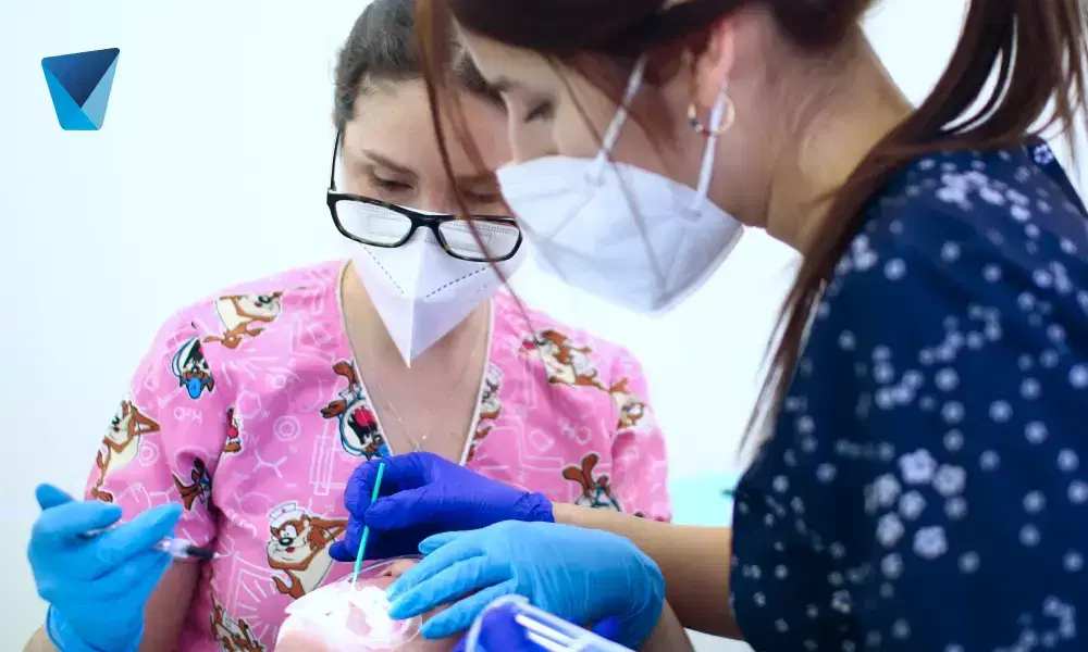 Explora las consecuencias dentales y de desarrollo del uso prolongado del chupete en niños. Guía para padres en Chile sobre cuándo y cómo retirarlo, junto a alternativas saludables para el bienestar infantil. Uso Prolongado del Chupete: Consecuencias y Alternativas para Niños en Chile