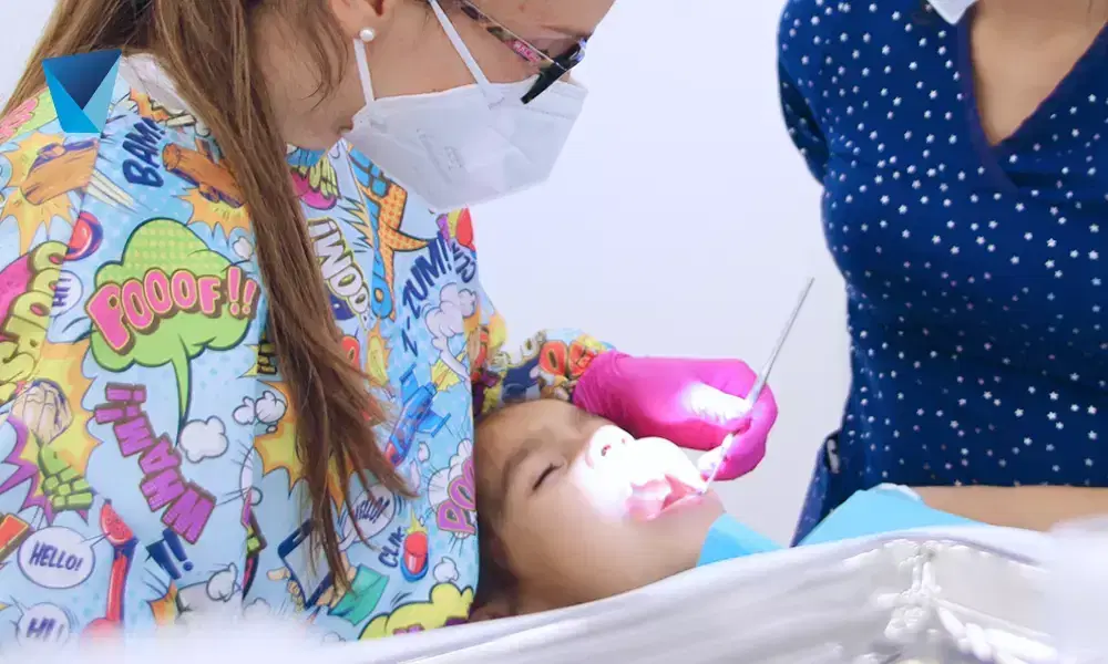 Descubre por qué elegir un odontopediatra es fundamental para la salud bucal de tus hijos. Consejos y beneficios de la atención especializada infantil en Chile para prevenir caries y asegurar sonrisas saludables. Odontopediatra: Cuida la Salud Bucal de Niños en Chile