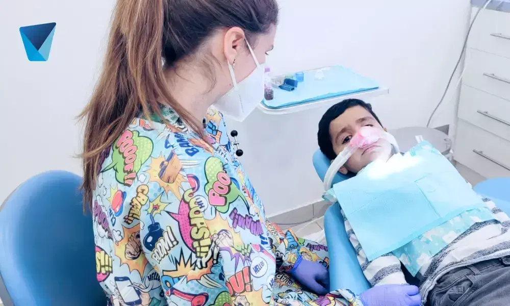 Descubre cómo la sedación infantil ayuda a niños con necesidades especiales a recibir tratamientos dentales en Chile de forma segura y confortable. Información clave para padres y tutores. Sedación Infantil para Niños con Necesidades Especiales: Guía Completa