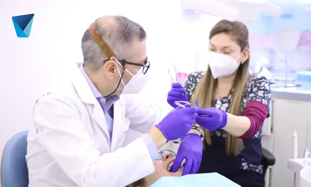 Descubre 8 maneras efectivas y naturales de mejorar tu sonrisa, impactando positivamente tu calidad de vida y bienestar general. Consejos prácticos para una dentadura sana y radiante en Chile. Mejora tu Sonrisa: 8 Estrategias para una Vida Más Plena en Chile