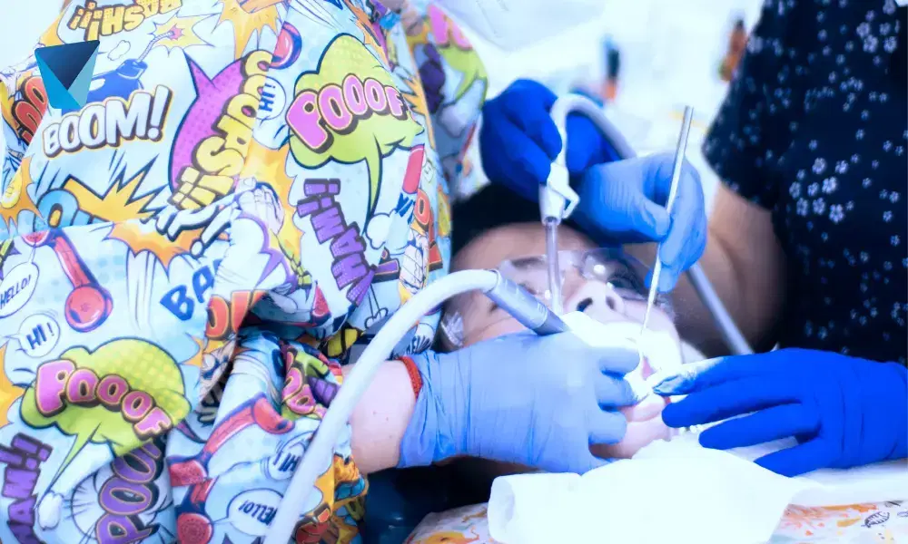 Aprende cómo actuar ante urgencias odontológicas pediátricas en Chile. Guía práctica para padres sobre qué hacer y cómo asistir a un niño con dolor o lesión dental. Atención de Urgencias Dentales en Niños: Guía Rápida en Chile