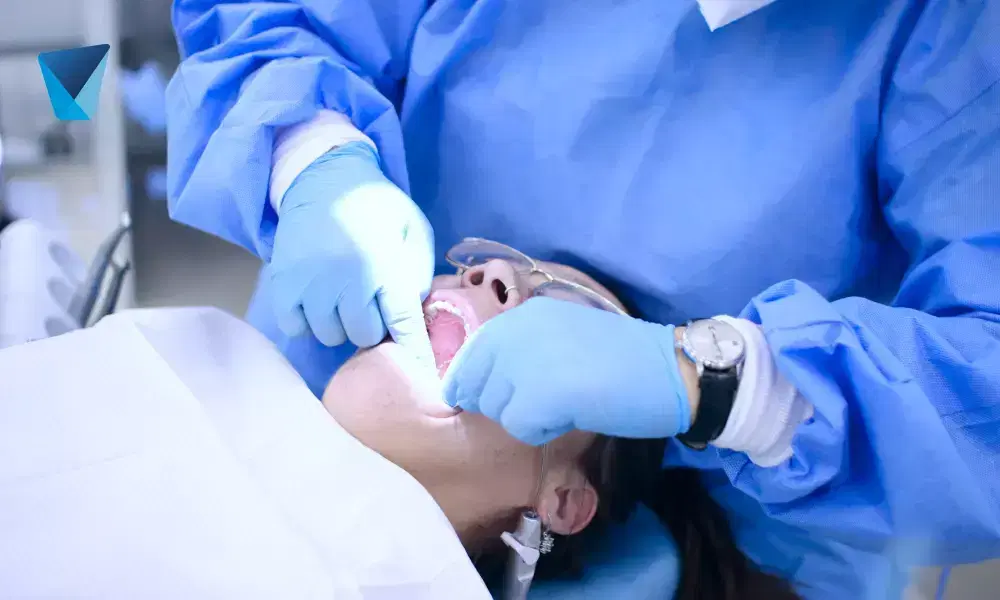 Descubre los problemas de las carillas dentales mal puestas en Chile, cómo identificarlas y las soluciones para corregir resultados insatisfactorios, logrando una sonrisa estética y funcional. Carillas Dentales Mal Hechas: Cómo Reparar y Evitar Errores Comunes