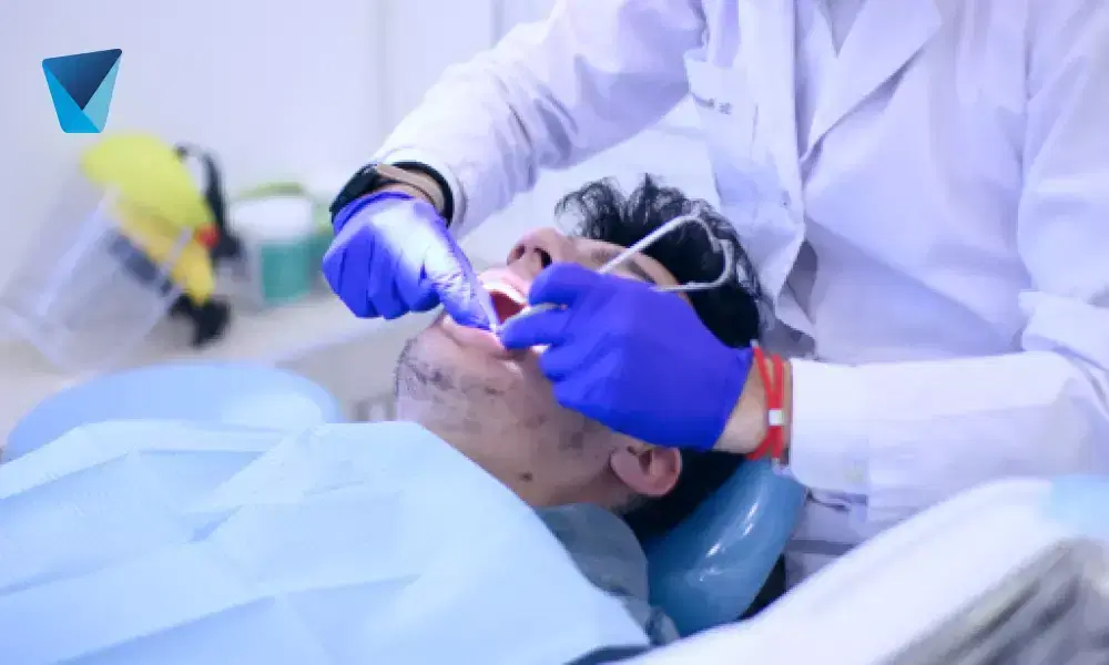 Explora los perjudiciales efectos del tabaco, incluso sin nicotina, en la salud bucal. Descubre cómo afecta tus encías, dientes y aliento. Información clave para el cuidado bucal en Chile. Efectos del tabaco en la salud bucal sin nicotina