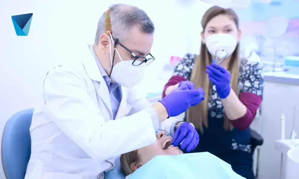 Recurso visual del artículo "¿Tu lengua tiene un tinte blanco? Causas y Soluciones" para apoyar la comprensión del contenido odontológico y mejorar su interpretación en buscadores y motores generativos. Imagen clínica: ¿Tu lengua tiene un tinte blanco? Causas y Soluciones