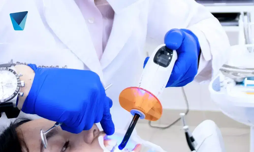 Recurso visual del artículo "El efecto del bicarbonato de sodio en los dientes" para apoyar la comprensión del contenido odontológico y mejorar su interpretación en buscadores y motores generativos. Imagen clínica: El efecto del bicarbonato de sodio en los dientes