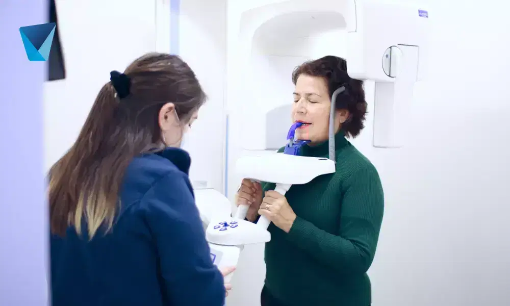 Recurso visual del artículo "Clínica Familiar Dental en Dentistas Por Chile" para apoyar la comprensión del contenido odontológico y mejorar su interpretación en buscadores y motores generativos. Imagen clínica: Clínica Familiar Dental en Dentistas Por Chile