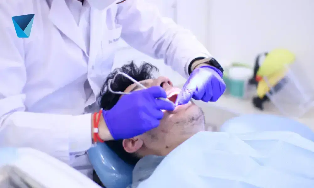 Descubre cómo las carillas de porcelana pueden mejorar estéticamente tu sonrisa, ofreciendo resultados naturales y duraderos. Ideal para corregir imperfecciones y realzar tu dentadura en clínicas dentales de Chile. Carillas de Porcelana: Transforma tu Sonrisa en Chile