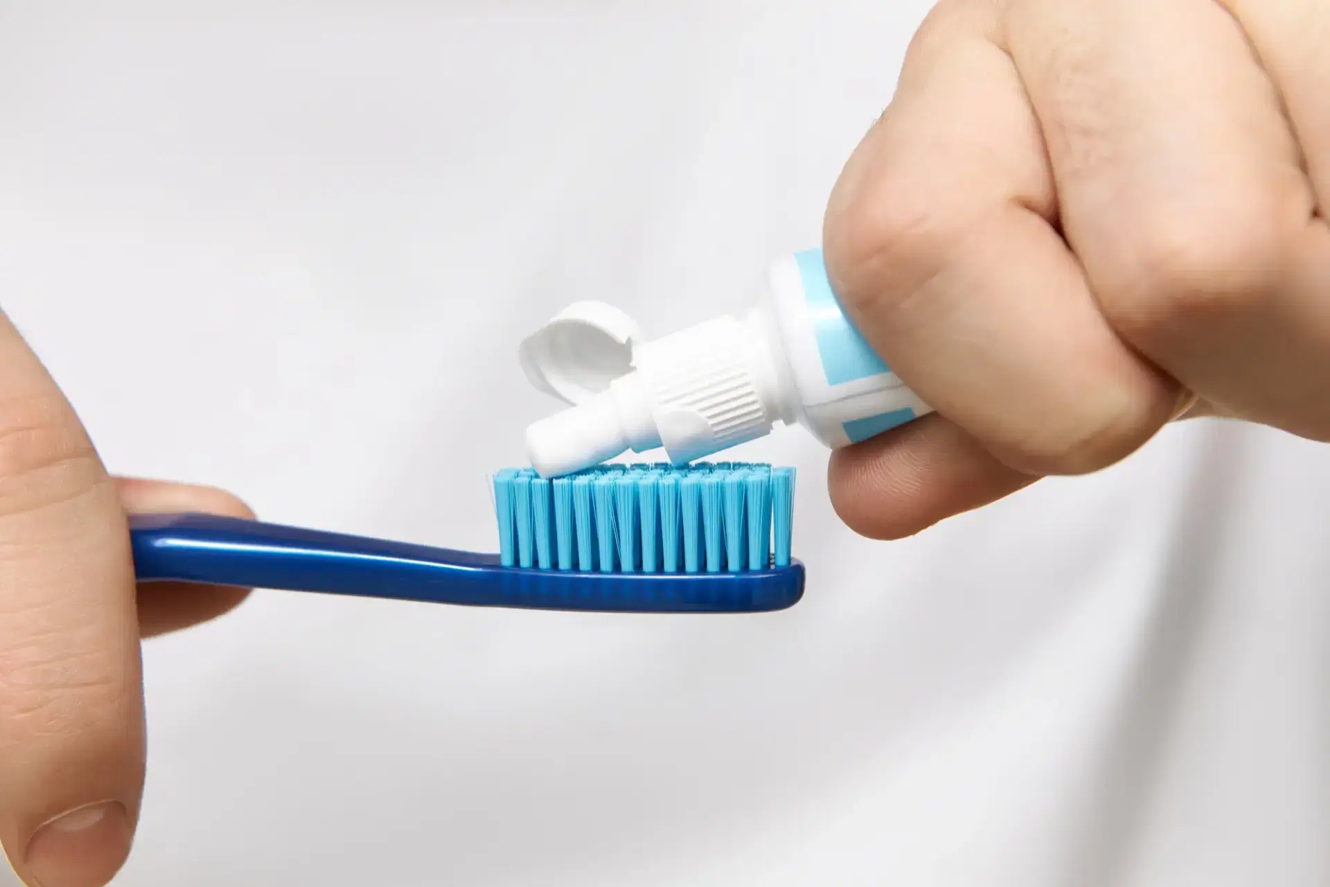 Descubre si es recomendable enjuagar la boca con agua después del cepillado dental y cómo afecta la acción del flúor. Información experta para tu higiene bucal en Chile. Enjuagarse después de lavarse los dientes: ¿Es necesario?