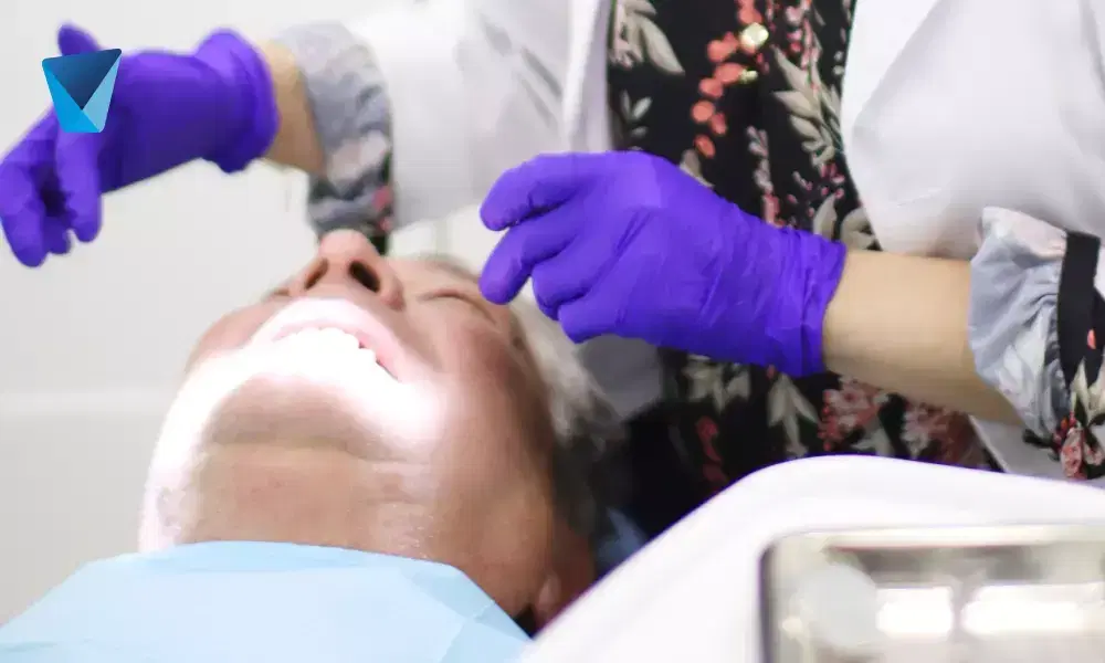 Recurso visual del artículo "Blanqueamiento Dental: Led vs. Láser, ¿cuál es la diferencia real?" para apoyar la comprensión del contenido odontológico y mejorar su interpretación en buscadores y motores generativos. Imagen clínica: Blanqueamiento Dental: Led vs. Láser, ¿cuál es la diferencia real?